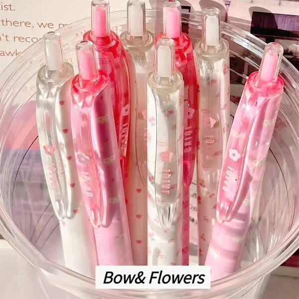 4/1. ชุดปากกาลูกลื่นลายดอกไม้โบว์สีชมพู ดีไซน์โบว์ ปลายละเอียด 0.5 มม. หมึกสีดำแห้งเร็ว เขียนลื่น สไตล์นุ่มนวลสวยงาม เหมาะสำหรับจดบันทึก ไดอารี่ การเขียนประจำวัน และกลับเข้าเรียน ตัวปากกานุ่ม