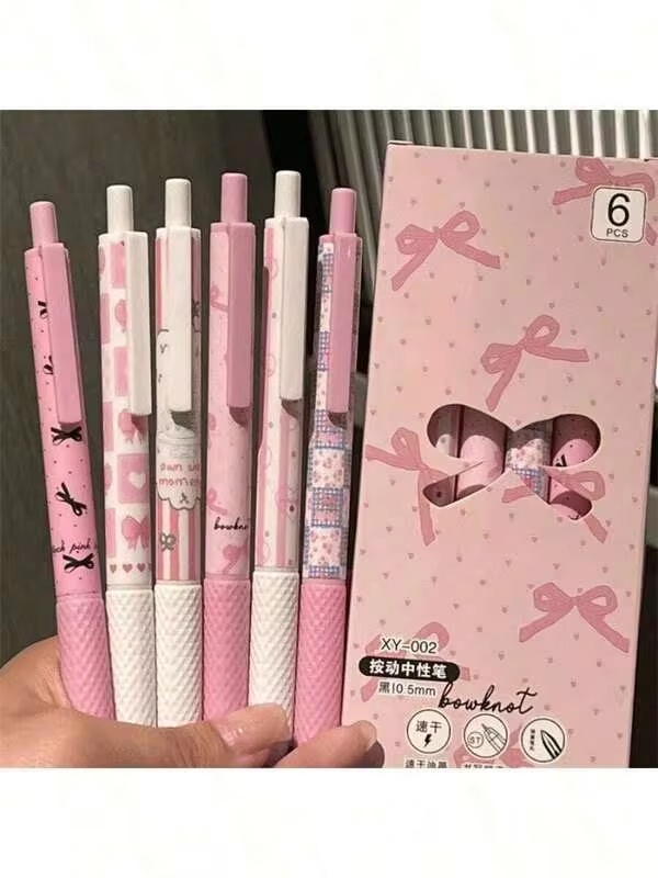 1/4/6 ชิ้น ปากกาเจลแห้งเร็วลายโบว์สีชมพู ปลายละเอียด 0.5 มม. เขียนลื่น หมึกสีดำ เหมาะสำหรับสำนักงาน อุปกรณ์ห้องเรียน สำนักงานที่บ้าน การเรียนที่บ้าน การเขียนในห้องเรียน อุปกรณ์ห้องเรียน เครื่องเขียน อุปกรณ์กลับเข้าเรียน