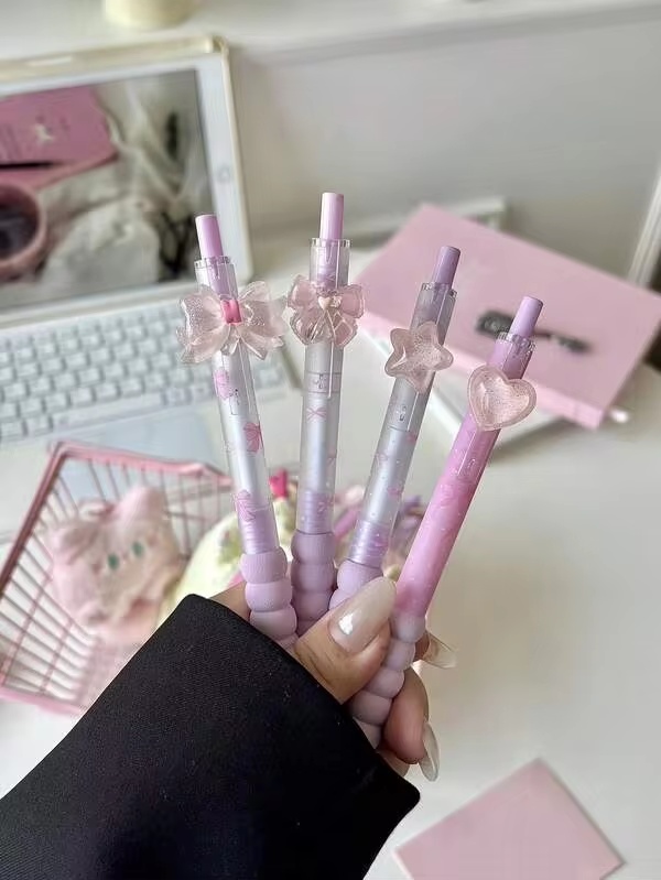 ชุดปากกาเจลน่ารัก 4/8 ชิ้น พร้อมไส้ปากกาสำรอง ลายสุ่ม ดีไซน์จี้โบว์มาการองสีชมพู ดาว และหัวใจ เหมาะสำหรับ Bullet Journal แพลนเนอร์ อุปกรณ์การเรียน และของขวัญ เครื่องเขียนสไตล์ Aesthetic