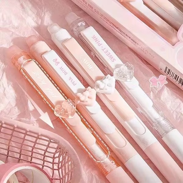 ชุดปากกาลูกลื่นลบได้ 4 ชิ้น ด้ามจับสบาย ปลาย 0.5 มม. หมึกสีดำและสีน้ำเงิน ตกแต่งด้วยโบว์และสตรอเบอร์รี่ เหมาะสำหรับโรงเรียน การสอบ และของขวัญ เครื่องเขียนในมหาวิทยาลัย | ปากกากาวหวาน | ปากกาเขียน กลับไปโรงเรียน