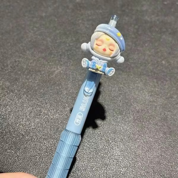 ปากกาลูกลื่นแบบกด 1 ชิ้น ลายตุ๊กตาเด็กผู้หญิงน่ารัก สีกลาง สไตล์เกาหลีสุดฮิต สำหรับนักเรียน เครื่องเขียนสร้างสรรค์ อุปกรณ์การเรียนน่ารัก สำหรับครูตรวจงานและใช้ในออฟฟิศ ต้อนรับเปิดเทอม