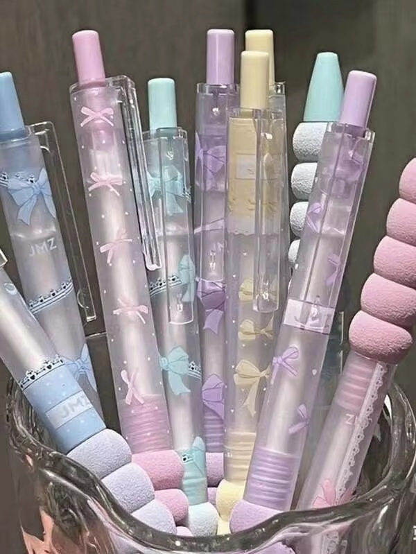 4 ชิ้น ปากกาแบบดึงกลับได้ลายโบว์น่ารัก สีกลาง คุณภาพสูง หมึกน้ำแห้งเร็ว หมึกดำ 0.5 มม. เขียนลื่น เหมาะสำหรับนักเรียน สอบ สมุดบันทึก ใช้ในสำนักงาน ของขวัญเครื่องเขียนนักเรียนที่สมบูรณ์แบบ กลับไปโรงเรียน